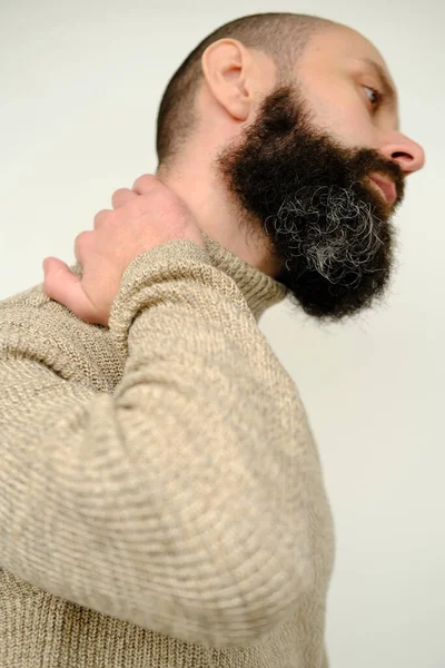 首の後ろに男性の手のクローズアップ 若い男は喉を保持しています ひげを持つ男30歳は病気です 概念的な健康 診断と治療の病気子宮頸骨症 挟まれた神経 — ストック写真