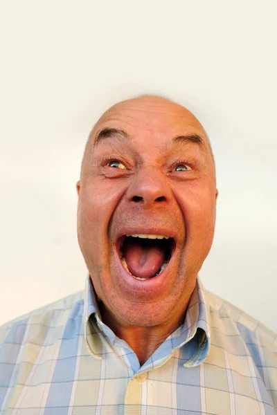 Close Του Αστείου Προσώπου Ώριμος Χαρισματικός Άνθρωπος Γκριμάτσες Ηλικιωμένος Ετών — Φωτογραφία Αρχείου
