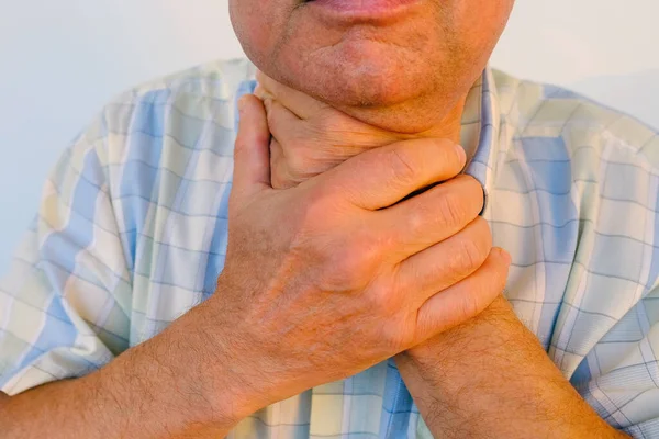 男性手在颈部的特写 成熟有魅力的男性持喉部 老年60岁生病 健康观念 甲状腺疾病诊断治疗概览 甲状腺炎症 — 图库照片