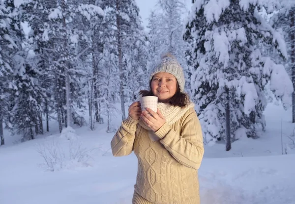 Szczęśliwa Dojrzała Kobieta Lat Pić Gorącą Herbatę Zimowym Lesie Wczesny — Zdjęcie stockowe