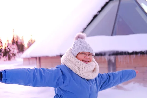 Zabawna Kobieta Odzieży Zimowej Stoi Pobliżu Drewnianego Domu Szklanym Dachem — Zdjęcie stockowe