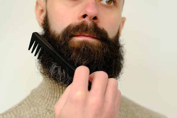 男性の顔のクローズアップ 若いひげと口ひげの男 と男25 30年は 彼の太いひげを組み合わせる ひげとひげの頑丈なケア製品の概念 顔の下部にヘアライン衛生 — ストック写真