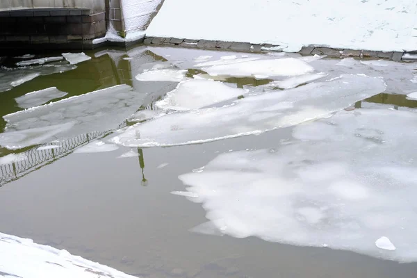 Jég Folyóban Városi Víztározó Jégtáblák Sötét Vízben Jégtömbök Veszélyes Átkelni — Stock Fotó