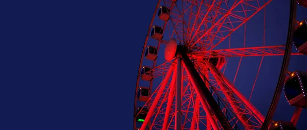 Großes Eisen Riesenrad Mit Roter Beleuchtung Nächtlichen Dunklen Himmel Panoramafotografie — Stockfoto