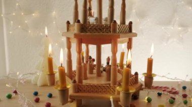 Noel ağacı piramidi, İsa 'nın doğumu sahnesi, Noel karakterleri, geleneksel Alman Noel süslemesi, yanan mum, Noel sembolü, mucizeyi bekleyen, Noel Fuarı' nı süsleyen
