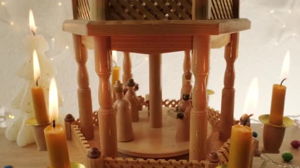 Weihnachtspyramide Aus Holz Mit Krippendrehung Schnitzen Von Weihnachtsfiguren Traditionelle Deutsche — Stockvideo