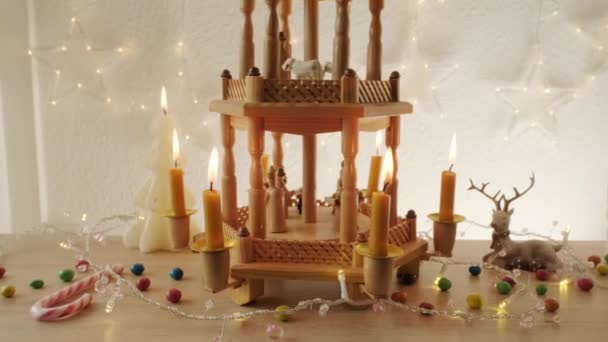 성탄절 크리스마스 피라미드 성탄절을 조각하는 전통적 노인의 크리스마스 촛불을 태우는 — 비디오