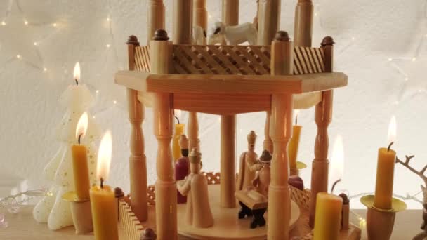 Kerst Houten Piramide Met Kerststal Draai Carving Kerstpersonages Traditionele Duitse — Stockvideo