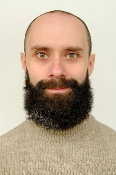 Крупный План Мужское Лицо Молодой Задумчивый Бородатый Усатый Мужчина Довольный — стоковое фото