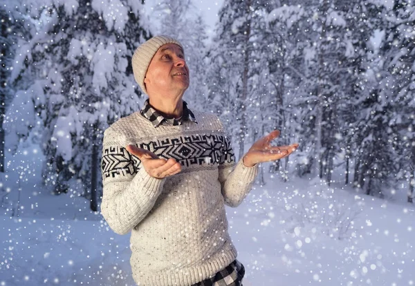 Dojrzały Charyzmatyczny Mężczyzna Senior Lat Kapeluszu Skandynawskim Swetrze Uśmiechnięty Szczęśliwie — Zdjęcie stockowe