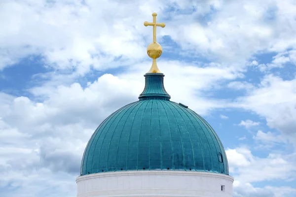 stock image large dome of Helsinki Cathedral of St. Nicholas on Senate Square behind city buildings, winter cityscape, concept Helsinki landmarks, historical religious building, tourists Finland