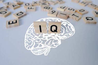 Beyin silueti, kelime IQ, ahşap harfler, ahşap arka planda zeka katsayısı, başarıyı ifade eden nicel gösterge, akıl seviyesi kavramı, entelektüel başarılar.