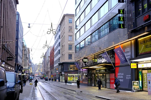 人々は冬の通りに沿って歩くヘルシンキ市 冬の都市景観 コンセプトホリデーショッピング クリスマスお祝いの雰囲気を楽しむ 観光客 ヘルシンキ フィンランド 1月2022 — ストック写真