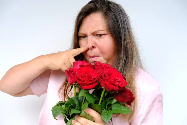 Bouquet Flowers Red Roses Unhappy Middle Aged Woman Years Old — Stock Photo, Image