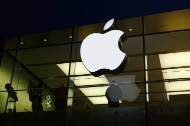 Almanya 'daki elma satış bürosu, Apple ve diğer üreticilerden ürün ve aksesuar satın alınacak yer, cam vitrinli modern perakende mağazası, insanlar, alıcılar satın almaya geldi, Frankfurt - Aralık 2022