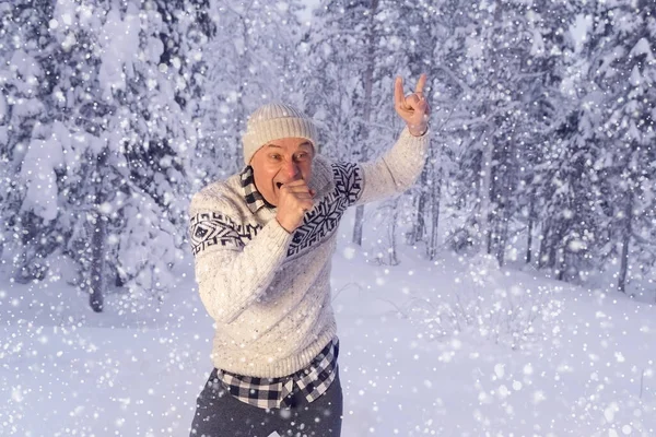 Pozytywny Dojrzały Charyzmatyczny Mężczyzna Lat Kapeluszu Skandynawski Sweter Wesoło Się — Zdjęcie stockowe
