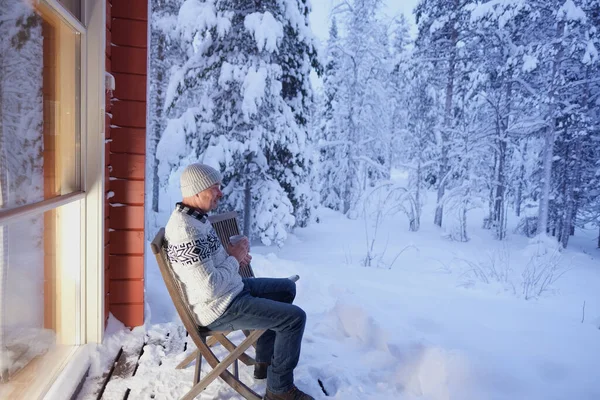 Θετική Ώριμος Άνθρωπος Ανώτερος Ετών Κάθονται Ζεστή Ξύλινη Καρέκλα Στη — Φωτογραφία Αρχείου