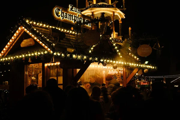 Вечером Рождественский Рынок Люди Покупают Глинтвейн Сладости Фаст Фуд Прогулки — стоковое фото