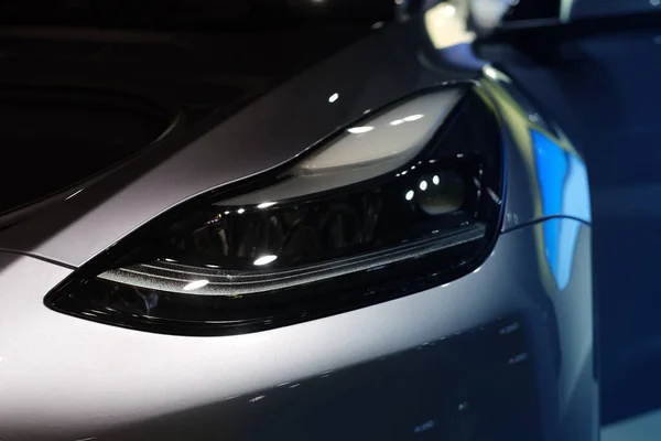 フロントビュー液体銀でテスラ車モデルYの高度なキセノンヘッドライト 水星シルバーメタリックカラー ショールームで人気の乗用車電気自動車 エロンムスク フランクフルト 2022年12月 — ストック写真