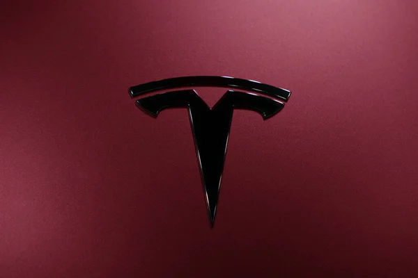 Logotipo Cromado Primer Plano Tesla Motors Red Hood Deep Crimson — Foto de Stock