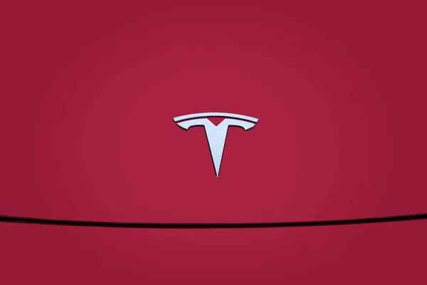 Cromado Logotipo Tesla Motors Deep Crimson Multicoat Popular Coche Eléctrico — Foto de Stock