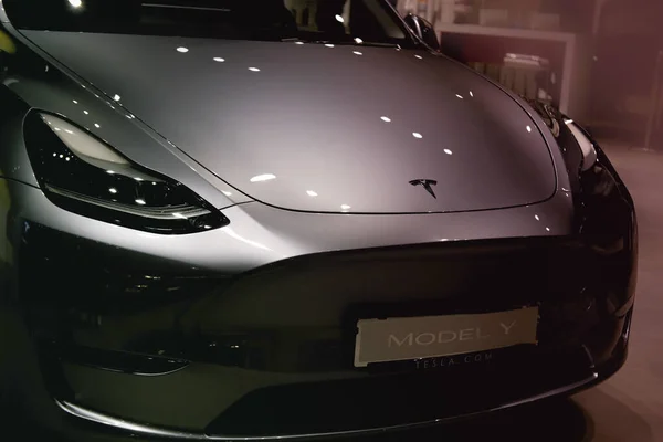Tesla Nın Gümüş Rengi Merkür Metalik Galeride Popüler Elektrikli Yolcu — Stok fotoğraf
