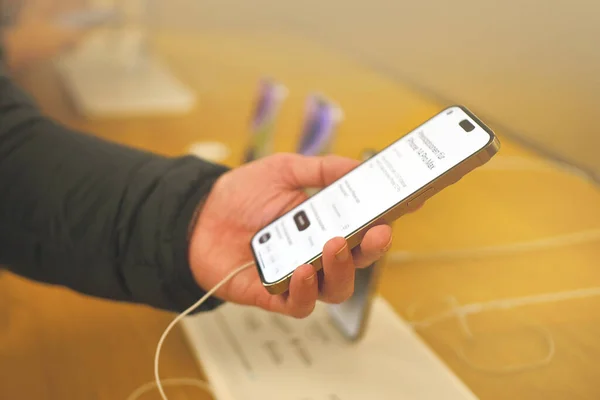 Teste Clientes Novo Iphone Escritório Vendas Maçãs Alemanha Produtos Acessórios — Fotografia de Stock