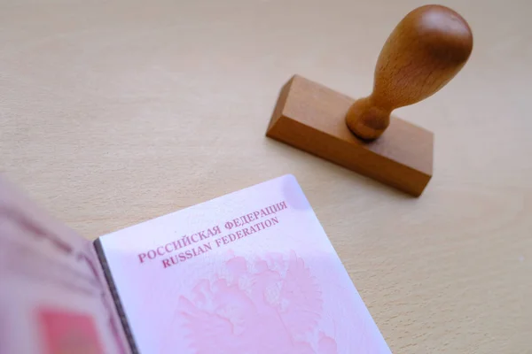 Ξένα Διεθνή Βιομετρικά Διαβατήρια Των Πολιτών Της Ρωσικής Ομοσπονδίας Κόκκινο — Φωτογραφία Αρχείου