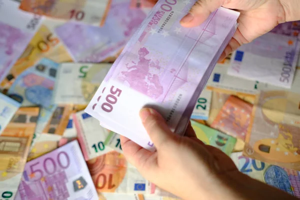 Primer Plano Manos Femeninas Cuentan Papel 500 Billetes Euros Unión — Foto de Stock