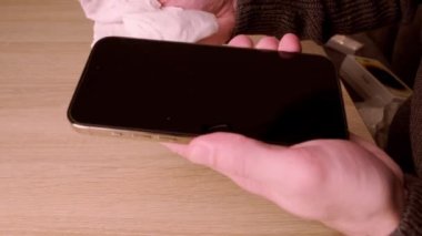 Yakın plan modern alet elması erkeğin elinde, yeni altın akıllı telefon iPhone 14 Pro Max 'i Super Retina ekranıyla, mobil cihaz sesi radyo, uydu iletişimi, Frankfurt - Aralık 2022