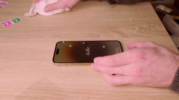 Närbild Moderna Gadget Äpple Manliga Händer Testa Nya Guld Smartphone — Stockvideo