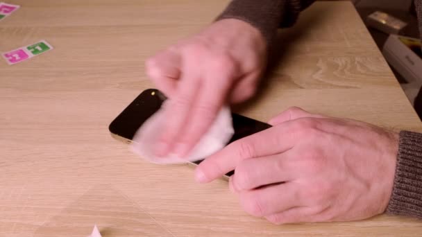 Nahaufnahme Moderner Gadget Apfel Männerhand Test Des Neuen Gold Smartphones — Stockvideo
