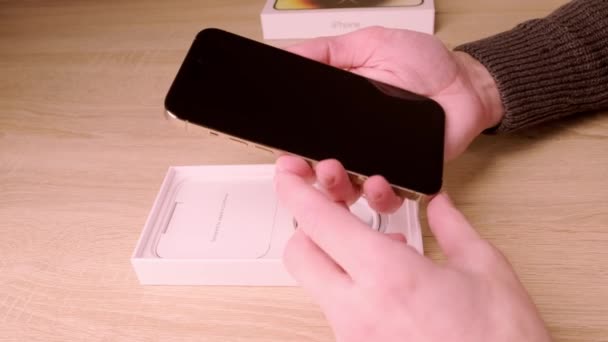 Zbliżenie Nowoczesny Gadżet Jabłko Męskich Rękach Testowanie Nowego Złotego Smartfona — Wideo stockowe