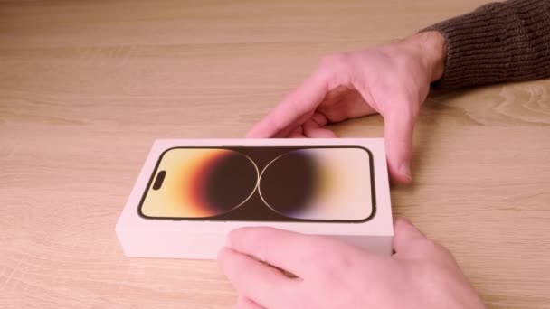 Сучасне Яблуко Чоловічих Руках Випробування Нового Золотого Смартфона Iphone Pro — стокове відео