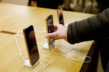 Almanya 'daki elma satış ofisinde yeni iPhone' u test eden müşteri, ürünler ve aksesuarlar modern perakende mağazaları sergi aletleri, örnekler, insanlar, alıcılar satın almaya geldi, Frankfurt - Aralık 2022