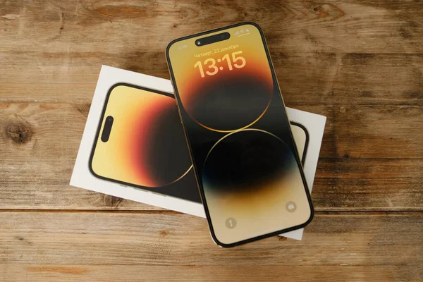Nahaufnahme Moderner Gadget Apfel Auf Holztisch Auspackt Testet Neues Gold — Stockfoto