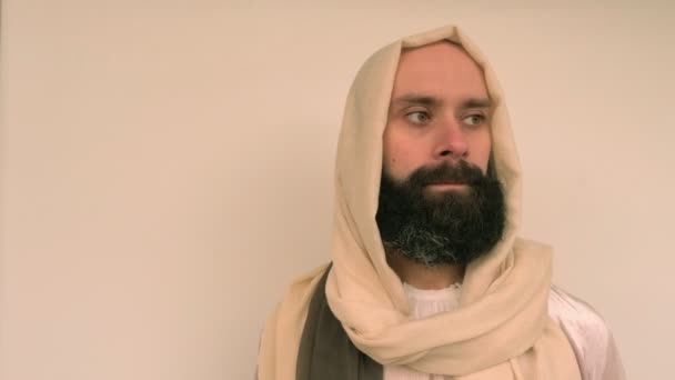 Jesus Kristus Ung Tankefull Skjeggete Mann Smilende Munter Fyr Skinnantrekk – stockvideo