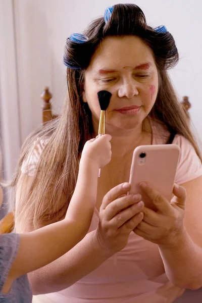 Fille Heureuse Ans Rend Maman Lumineuse Maquillage Mode Peint Visage — Photo