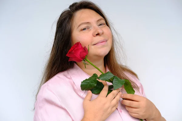 Ευτυχισμένη Ρομαντική Ώριμη Γυναίκα Μακριά Μαλλιά Κρατώντας Μπουκέτο Κόκκινα Τριαντάφυλλα — Φωτογραφία Αρχείου