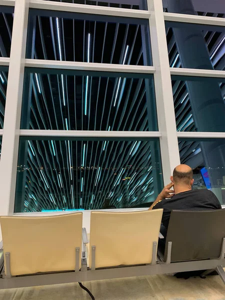 乘客在机场候机室 巴林机场候机室 概念客运 航班取消 到达时间 专业航班服务等处等候航班 — 图库照片