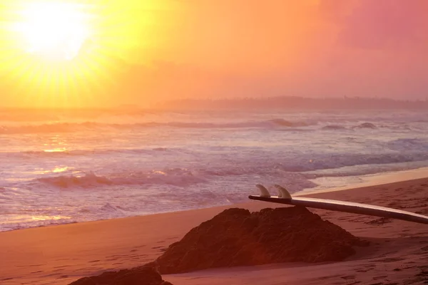 Blue Sea Fast Waves Rush Shore Beautiful Tropical Sunset Reflected — Fotografia de Stock