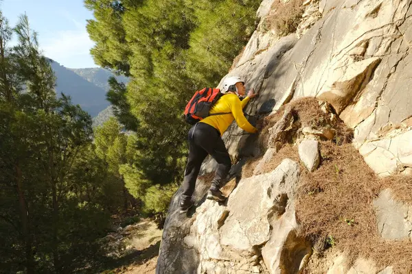 Tourist Yellow Jacket Orange Backpack Climbs Rock Mature Man Safety — Stock fotografie
