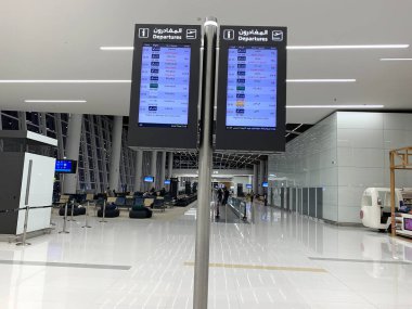 Uçuş kalkış bilgi panosu Bahreyn Havaalanı bekleme odası, elektronik skorborda çizelgesi, konsept yolcu trafiği, gecikme, uçuş iptali, varış zamanı, Bahreyn - Ekim 2022