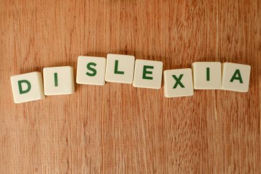 yakın plan alfabe blokları, DYSLEXIA kelime ahşap arkaplan, disleksi farkındalık, öğrenme yetersizliği, okuma güçlüğü, öğrenme güçlüğü, insan beyni gelişimi, okur yazarlık sorunları kavramı