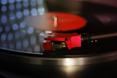 Vinil kayıt, renk aydınlatma, analog retro müzik konsepti, vinil müzik diskleri toplama hobisi, ses deneyimi, rahatlama, müzik keyfi, klasik teknoloji.
