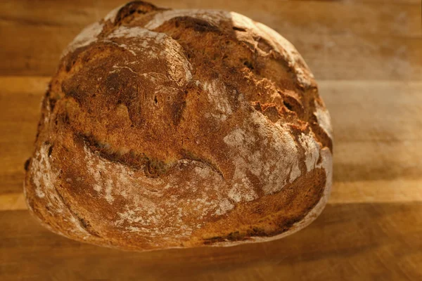 Большой Круглый Аппетитный Свежий Хлеб Цельной Муки Отрубями Деревянной Доске — стоковое фото