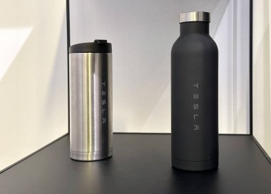 gümüş, çelik termal bardak, siyah termos, vitrinde logo bulunan Tesla şişesi, orijinal aksesuar, Tesla marka, alternatif enerji, Elon Musk şirketi, Frankfurt - Ocak 2023