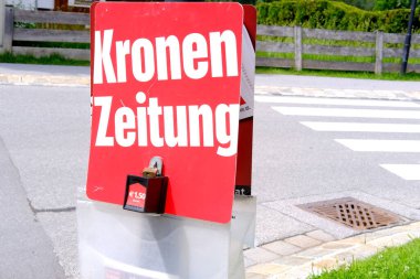 Kronen Zeitung, Avusturya gazetesi terminali, gazete makinesi, halka açık yerlerde taze basın satışı, bölgesel haberler, nakit ödeme, Seefeld, Avusturya - Temmuz 2022