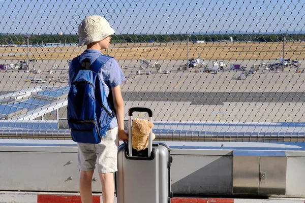Criança Terraço Livre Aeroporto Jovem Viajante Está Esperando Por Embarque — Fotografia de Stock