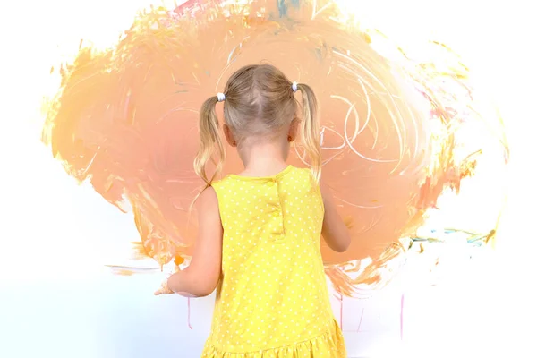 Criança Pequena Menina Loira Anos Tintas Vestido Amarelo Com Mãos — Fotografia de Stock